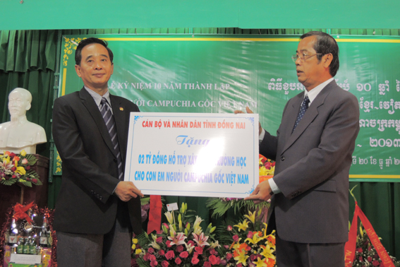 Dong Nai presents VND2 billion to build schools for Vietnamese Cambodian children